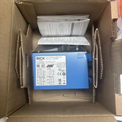 مستشعر المسافة العاكسة الداخلية Sick DL100-21HA2102 مع دقة 0.1 ملم