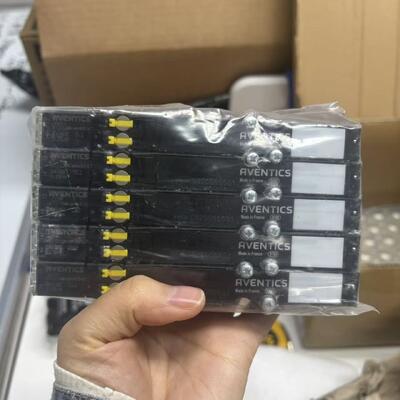 صمام هوائي AVENTICS STOCK 5/2 اتجاهي مع ملف لولبي مزدوج 850 لتر/دقيقة و 24 فولت تيار مستمر