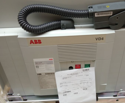 قاطع دائرة كهربائية بجهد متوسط من نوع ABB VD4 يعمل بالفاكيوم بتيار مقنن 630 أمبير وتردد 50/60 هرتز ووزن 140 كجم